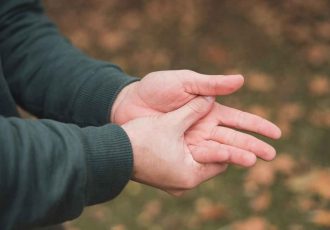 کمبود چه ویتامینی باعث لرزش دست می‌شود؟