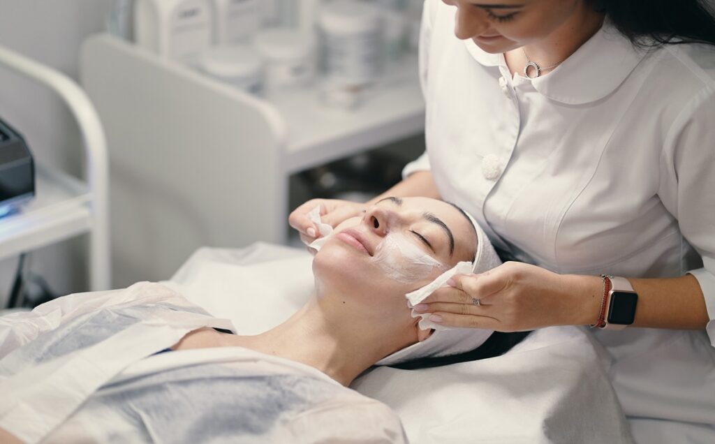 اهمیت پاکسازی پوست و ارائه 5 مرحله برای انجام فیشیال در خانه - وبلاگ کانال تخفیف