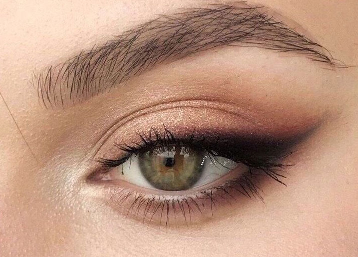 رنگ سایه چشم براق برای درشت نشان دادن چشم ها