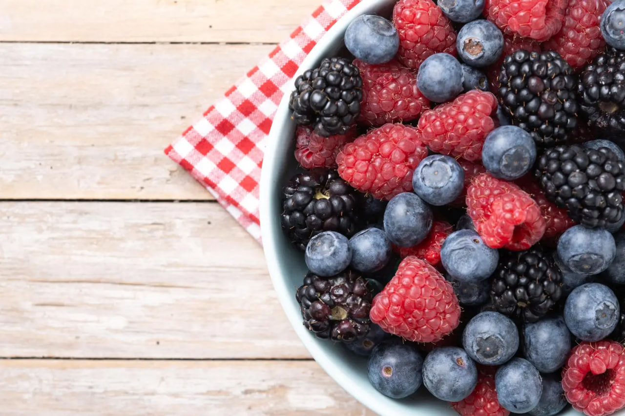 بهترین خوراکی ها برای افزایش هوش کودک انواع توت ها