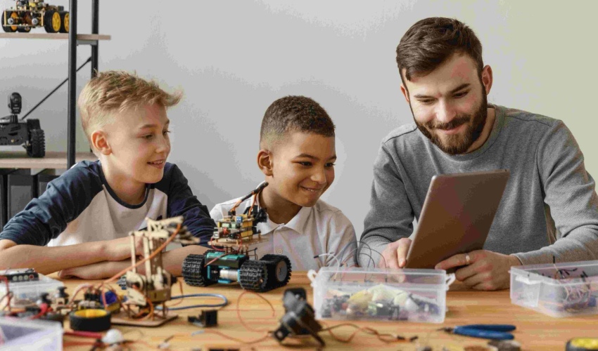 معلم در حال کار با هوش مصنوعی