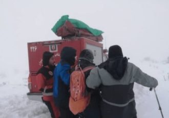 آتش‌نشانان شیراز، شهروند گرفتار در برف را نجات دادند