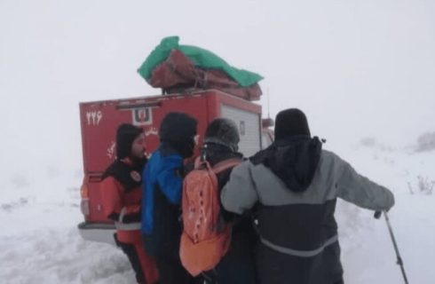 آتش‌نشانان شیراز، شهروند گرفتار در برف را نجات دادند