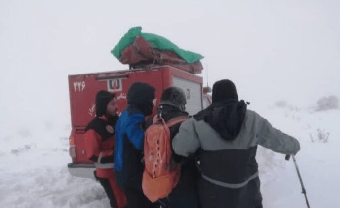 آتش‌نشانان شیراز، شهروند گرفتار در برف را نجات دادند