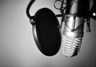 اسباب‌کشی از دهان باز به گوش باز