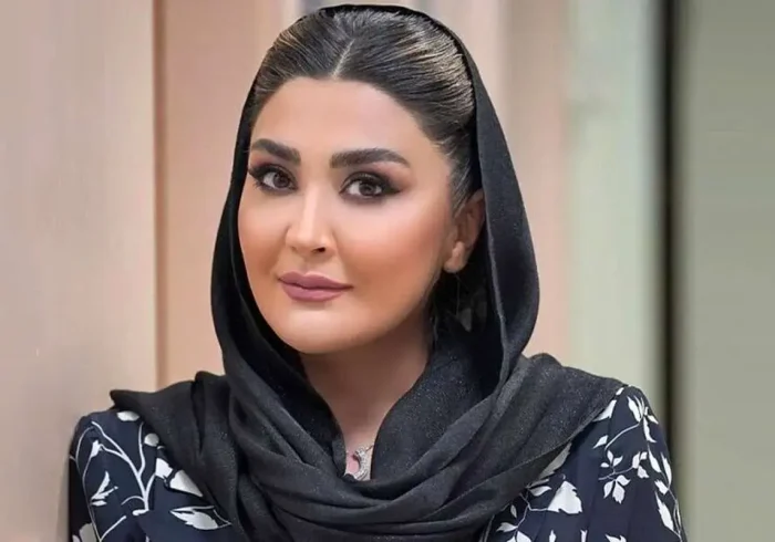 استایل شیک خانم بازیگر با لباس و کلاه کریسمسی+ عکس