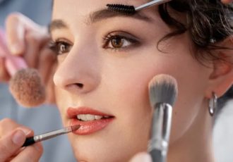 اشتباهات رایج در آرایش صورت که اغلب خانم‌ها مرتکب می‌شوند + راه‌حل‌های حرفه‌ای