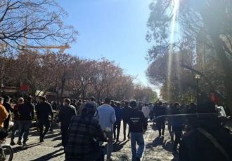 اعتراضات در بازار و شعار دادن کسبه در سبزه میدان و چهارراه استانبول / مغازهها تعطیل شد اعتراضات در بازار و شعار دادن کسبه در سبزه میدان و چهارراه استانبول / مغازهها تعطیل شد