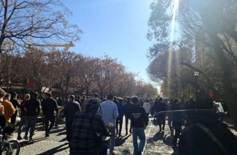 اعتراضات در بازار و شعار دادن کسبه در سبزه میدان و چهارراه استانبول / مغازهها تعطیل شد اعتراضات در بازار و شعار دادن کسبه در سبزه میدان و چهارراه استانبول / مغازهها تعطیل شد