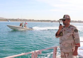 امداد رسانی مرزبانان میناب به پراید گرفتار شده در ساحل