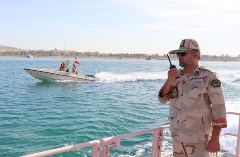 امداد رسانی مرزبانان میناب به پراید گرفتار شده در ساحل