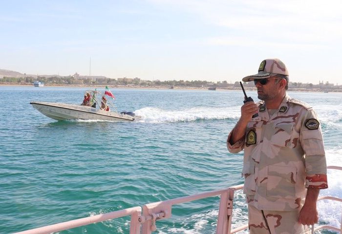 امداد رسانی مرزبانان میناب به پراید گرفتار شده در ساحل