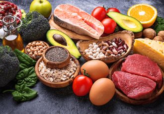 این 9 ماده غذایی حاوی ترکیباتی هستند که سلولهای سرطان سینه را مختل میکنند این ۹ ماده غذایی حاوی ترکیباتی هستند که سلولهای سرطان سینه را مختل میکنند