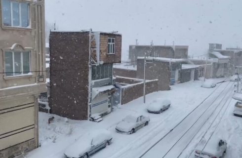 بارش برف بستان‌آباد را سفیدپوش کرد