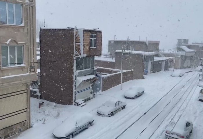 بارش برف بستان‌آباد را سفیدپوش کرد
