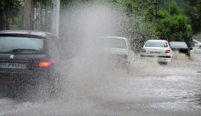 بارش شدید باران و آبگرفتگی معابر در رودسر