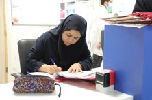 بانوان پرستار مسئولیتهای خطیر حرفهای و خانوادگی را همزمان به دوش می کشند بانوان پرستار مسئولیتهای خطیر حرفهای و خانوادگی را همزمان به دوش می کشند