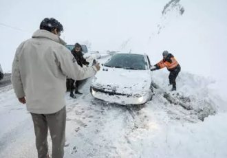 بسته‌شدن چندین جاده کشور به دلیل بارش سنگین برف/ بی‌توجهی به هشدار‌ها جان مسافران را گرفت