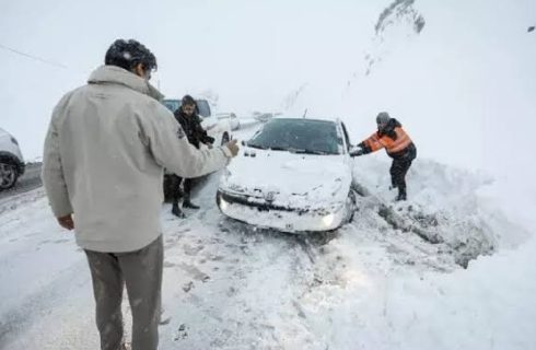 بسته‌شدن چندین جاده کشور به دلیل بارش سنگین برف/ بی‌توجهی به هشدار‌ها جان مسافران را گرفت