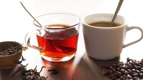 تاثیر مثبت چای و اثر منفی قهوه بر سلامت استخوان‌ این افراد
