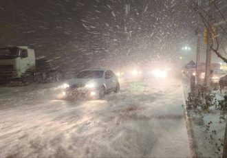 تداوم بارش برف و خودروهای گرفتار در کولاک محور نقده – پیرانشهر