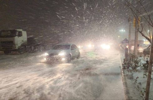 تداوم بارش برف و خودروهای گرفتار در کولاک محور نقده – پیرانشهر