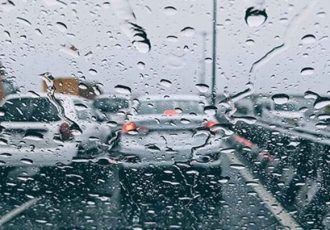 ترافیک پرحجم در بزرگراه‌های تهران همزمان با بارش باران