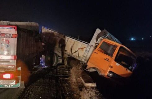 تصادف زنجیره‌ای خونین در جاده محلات – خمین / ۱۰ نفر زخمی شدند