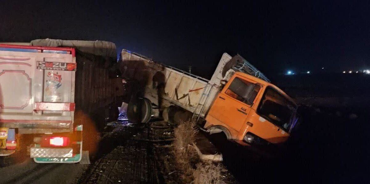 تصادف زنجیرهای خونین در جاده محلات - خمین / ۱۰ نفر زخمی شدند تصادف زنجیرهای خونین در جاده محلات – خمین / ۱۰ نفر زخمی شدند