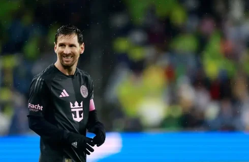 تصویر جالب از ادای احترام لیونل مسی به خدایان هندی+ عکس تصویر جالب از ادای احترام لیونل مسی به خدایان هندی+ عکس