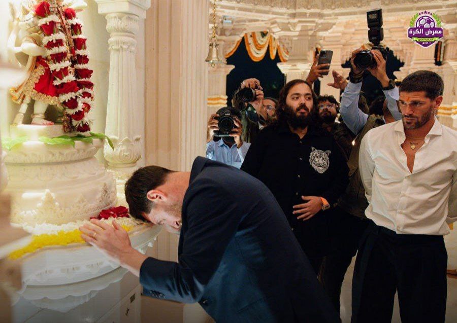 تصویری از مسی در هند در حال ادای احترام به خدایان هند تصویری از مسی در هند در حال ادای احترام به خدایان هند