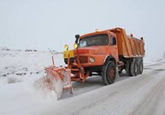 تلاش راهداران تفرش برای برفروبی، نمکپاشی و بازنگه داشتن گردنه نقره کمر