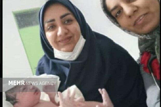 تولد نوزاد دلگانی در شرایط سخت جوی و طغیان رودخانه ها