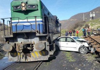 جزئیات وحشتناک از برخورد قطار با خودرو در ایستگاه راه‌آهن شازند