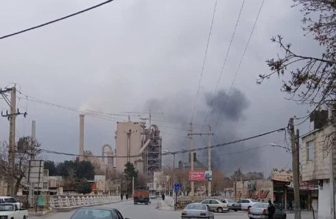 حریق در محوطه کارخانه سیمان / بررسی علت حادثه آغاز شد