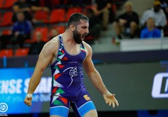 حسن یزدانی در فینال لیگ برتر کشتی آزاد مقابل مجتبی گلیج به میدان می‌رود