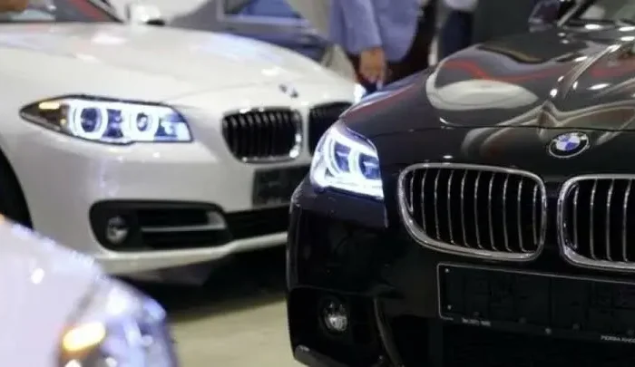 خداحافظی خودروهای لوکس و نیمه‌لوکس با بنزین سهمیه‌ای؛ حذف کارت سوخت ماشین‌های بالای ۱۳۰۰ سی‌سی