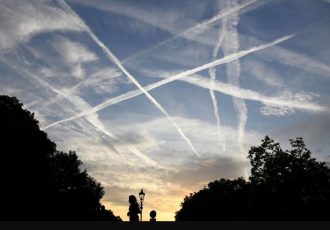 خطوط مرموز در آسمان تهران / رد موشک یا هواپیما؟