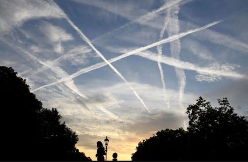 خطوط مرموز در آسمان تهران / رد موشک یا هواپیما؟