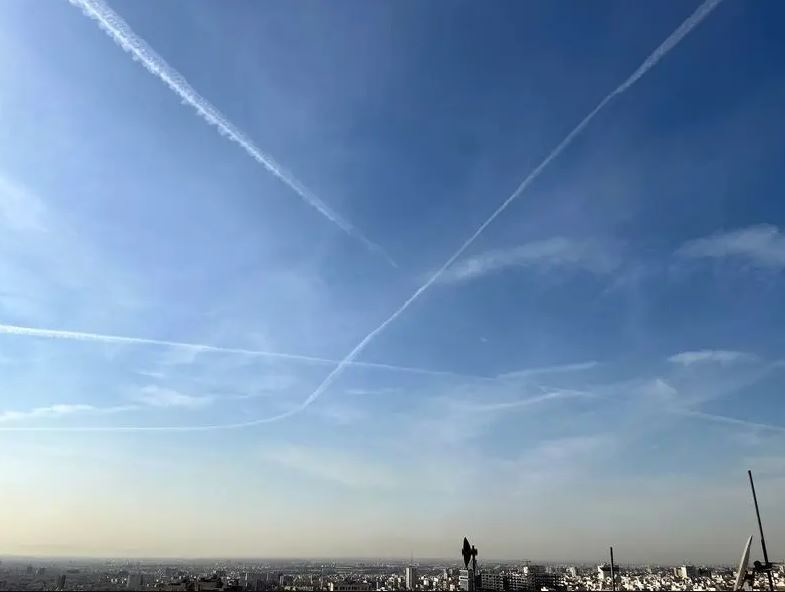 خطوط مرموز در آسمان تهران / رد موشک یا هواپیما؟