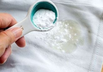 راهکار‌های ساده برای پاک کردن لکه‌های چربی از لباس/ فوت و فن خانه‌داری