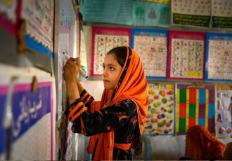 روایت یک کلاس خاموش/ تصویر دختر ۱۰ ساله افغان عکس سال ۲۰۲۵ یونیسف شد+ عکس