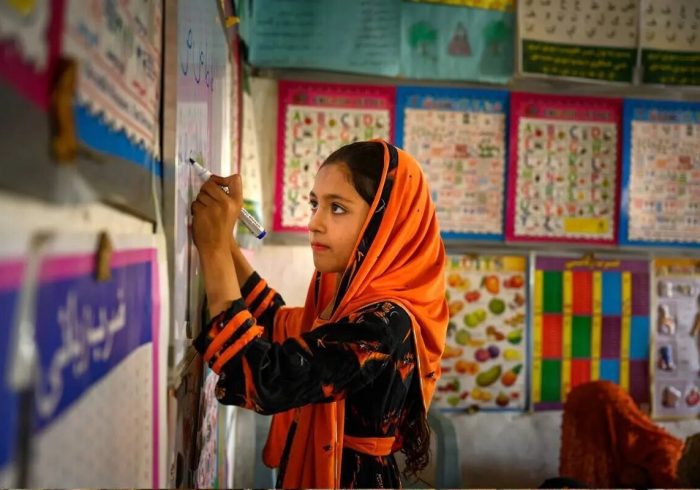 روایت یک کلاس خاموش/ تصویر دختر ۱۰ ساله افغان عکس سال ۲۰۲۵ یونیسف شد+ عکس