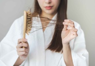 ریزش مو رو با این روتین ۳ دقیقهای متوقف کن! ریزش مو رو با این روتین ۳ دقیقهای متوقف کن!