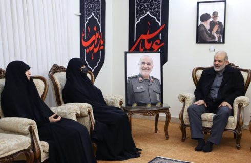 سردار وحیدی با خانواده شهید سلامی دیدار کرد