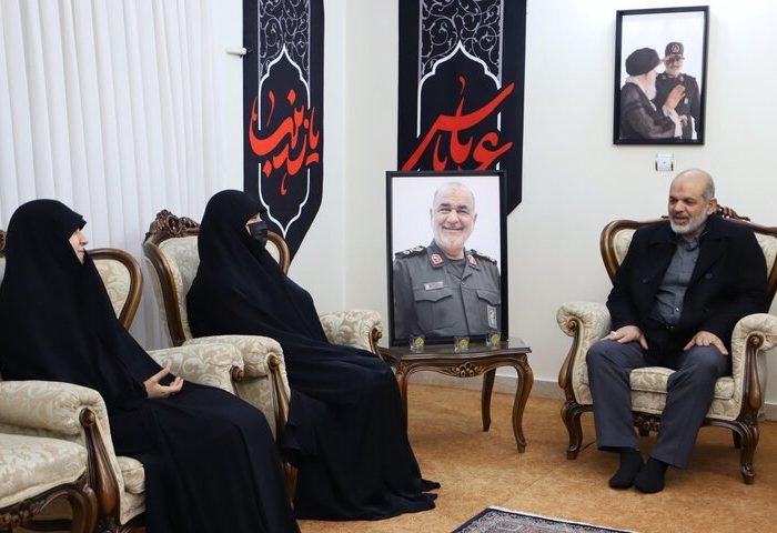 سردار وحیدی با خانواده شهید سلامی دیدار کرد