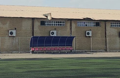 سقف پنج سالن ورزشی جاسک در پی بارندگی و طوفان اخیر تخریب شد