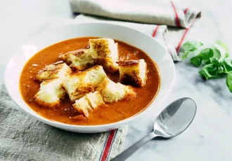 طرز تهیه سوپ گوجه و پنیر/ سوپ داغ و خوشمزه برای روز‌های سرد پاییزی