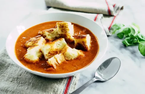 طرز تهیه سوپ گوجه و پنیر/ سوپ داغ و خوشمزه برای روز‌های سرد پاییزی