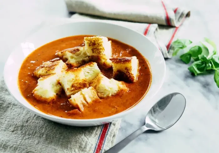 طرز تهیه سوپ گوجه و پنیر/ سوپ داغ و خوشمزه برای روز‌های سرد پاییزی